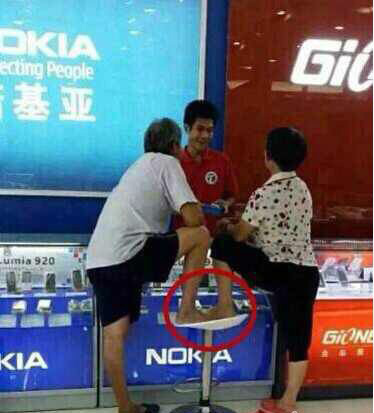 这样对称，绝对是在家练过之后才出来的人物gif搞笑图片