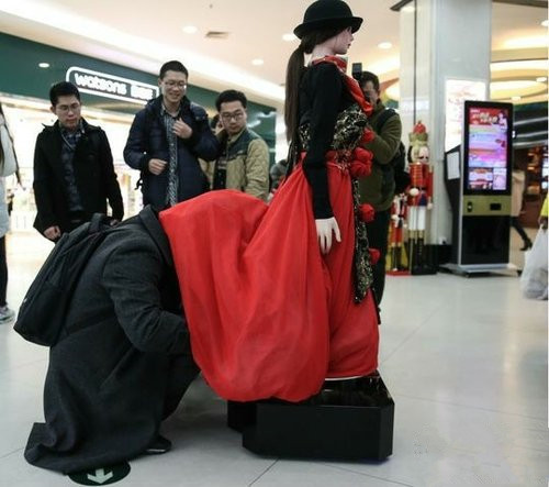 禽兽，连假人都不放过人物gif搞笑图片