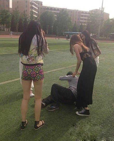 放过那个骚年，冲我来，我是自愿的人物gif搞笑图片