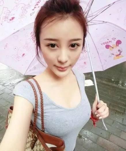 美女你在瞅啥？人物gif搞笑图片