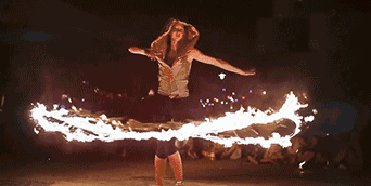 妹子小心烧到·····人物gif搞笑图片