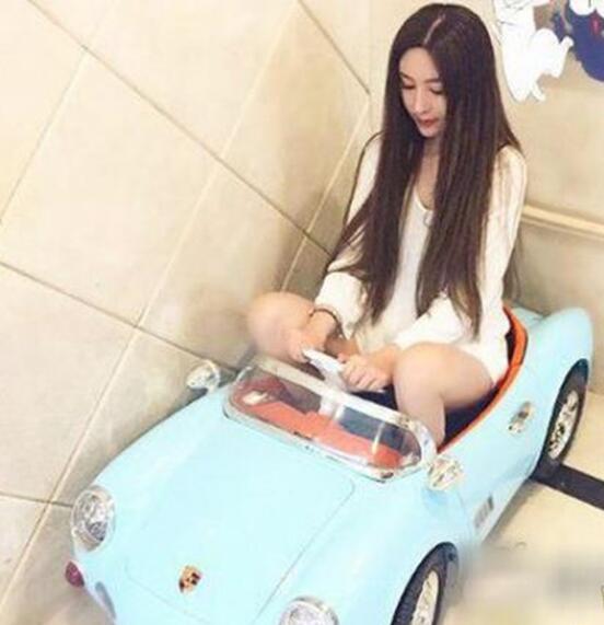 给女朋友刚买的车，她好像很喜欢人物gif搞笑图片