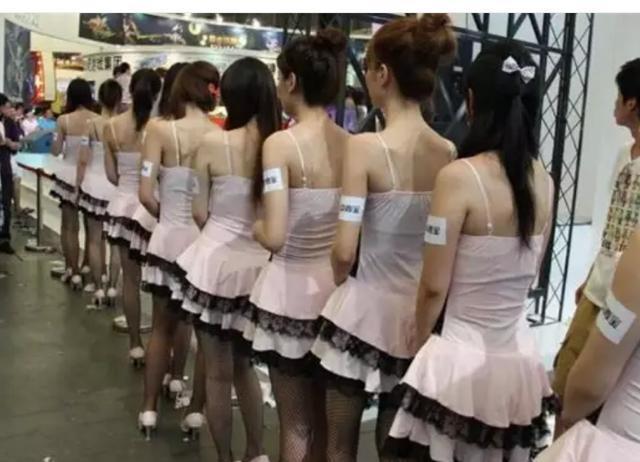 第一次来看车展，看的我脸都红了人物gif搞笑图片