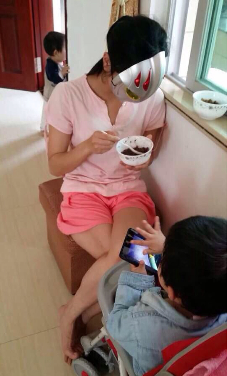 熊孩子你妈喂你吃饭不容易啊人物gif搞笑图片