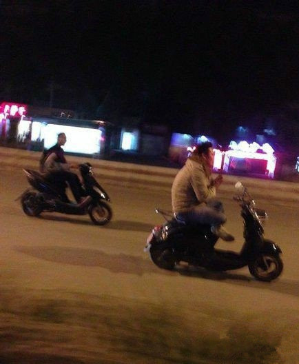 路上偶遇打坐的大仙，膜拜一下人物gif搞笑图片