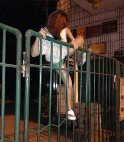 现在的女汉子，飞檐走壁小意思啊！人物gif搞笑图片