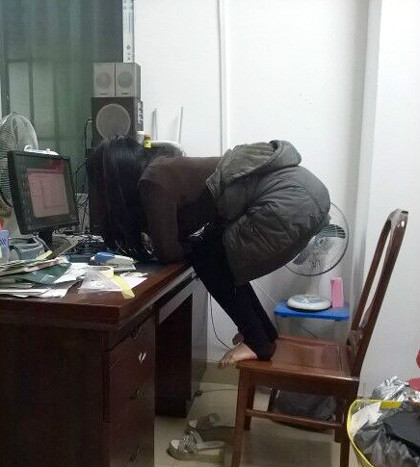 妹子小心眼睛近视啊人物gif搞笑图片