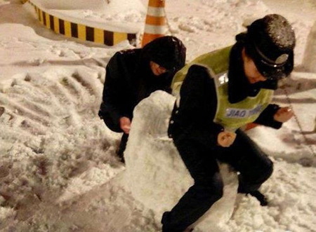 大姐你一定要这样么？人物gif搞笑图片