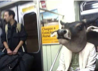 地铁惊现人身牛首人人物gif搞笑图片