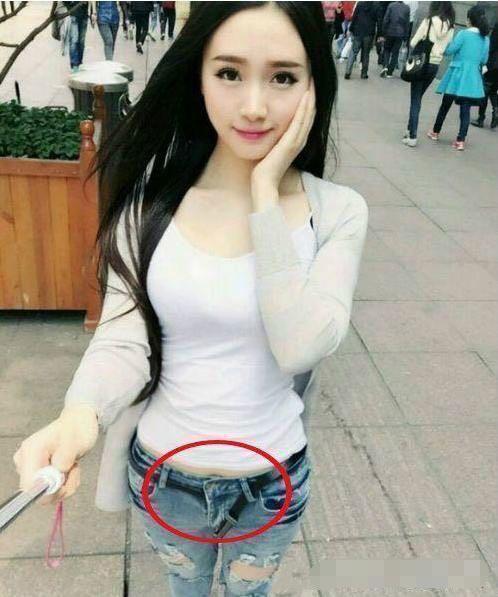 妹子，还自拍什么呢，你腰带都开了人物gif搞笑图片