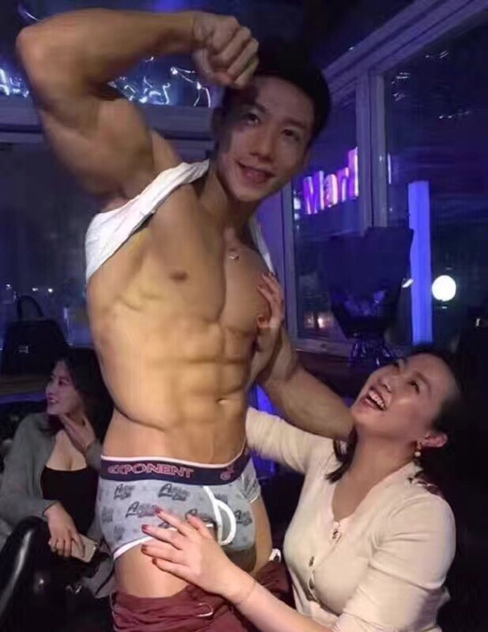 女人有钱了，比男人疯狂多了人物gif搞笑图片