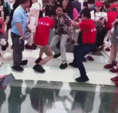 小伙子，你太丢人了，有这么害怕吗人物gif搞笑图片