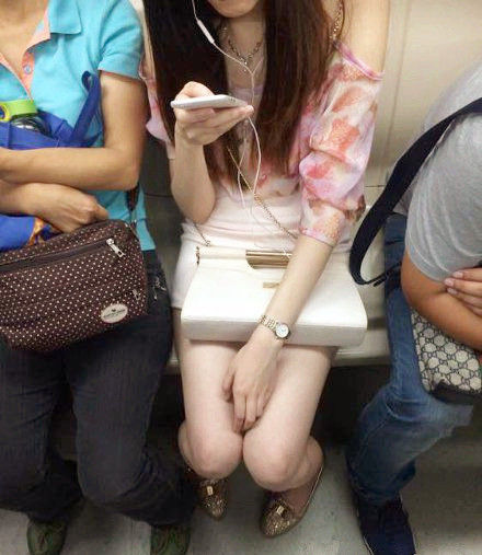 就这么默默的坐到了终点站，可我还不想下车啊人物gif搞笑图片