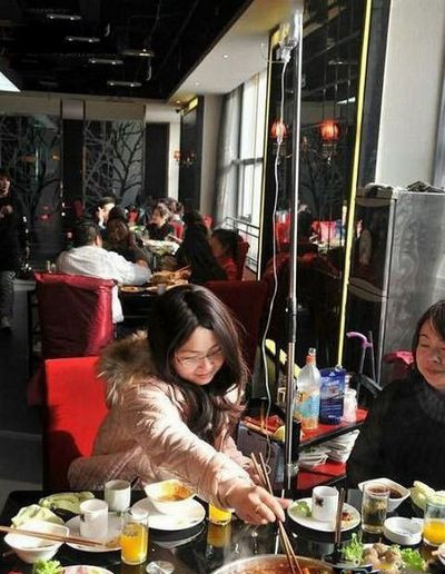 光荣地发扬了吃货精神人物gif搞笑图片