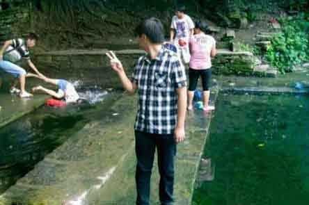 举起两手指准备照相。。。人物gif搞笑图片