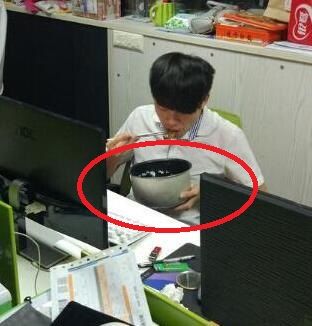 我二货同事的饭盒，不知道工资够不够他吃饭人物gif搞笑图片