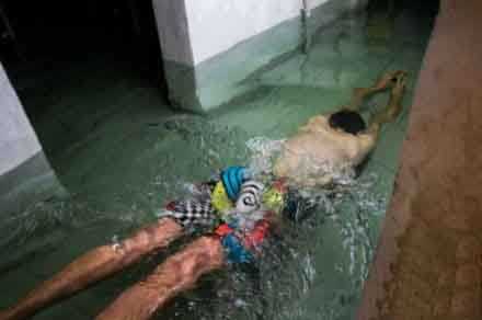 德国洪水太澈了！！！人物gif搞笑图片