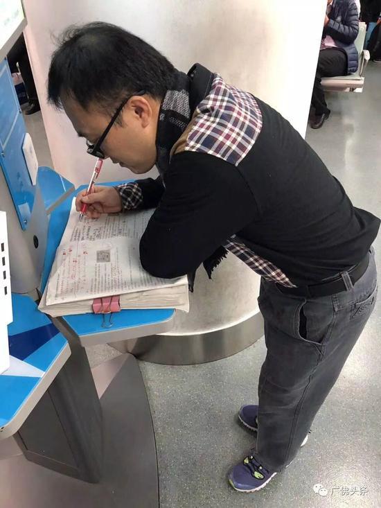 教师飞机上改试卷人物gif搞笑图片