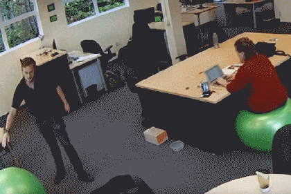 兄弟，身上藏根针就不要学别人玩气球人物gif搞笑图片