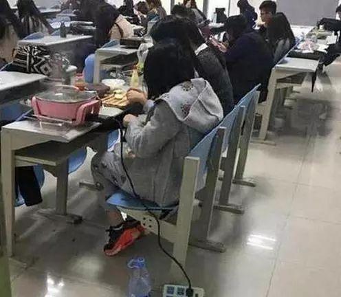 再配点小酒就更完美了人物gif搞笑图片