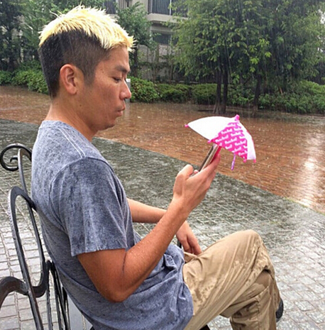 下雨，我有伞人物gif搞笑图片