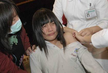 打个针而已，你至于这样么？人物gif搞笑图片