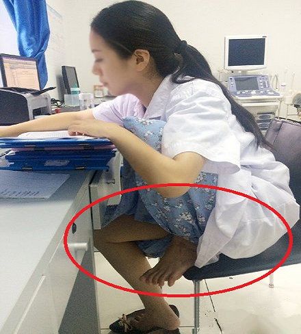 旁边有个女汉子同事，还能好好工作吗人物gif搞笑图片