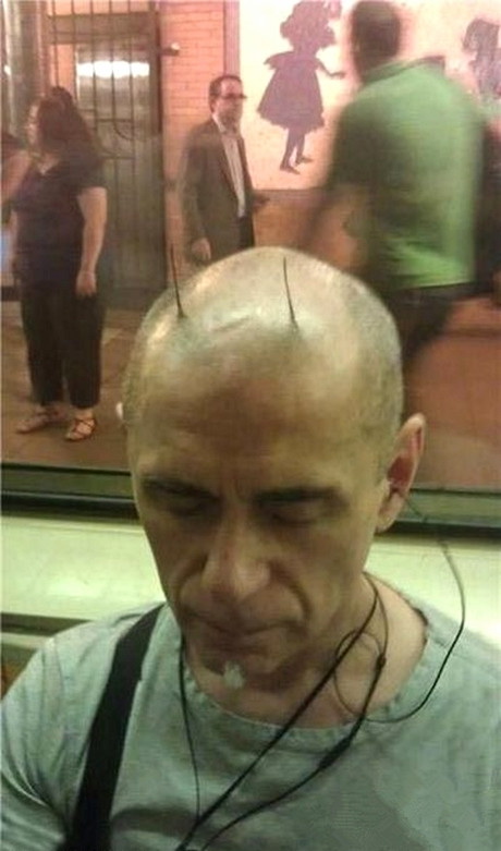 大叔的萌发屌爆了~人物gif搞笑图片