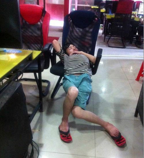 兄弟，你的睡姿太妖娆了人物gif搞笑图片