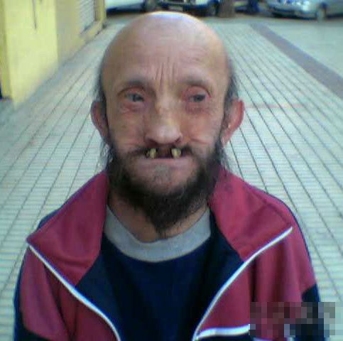 群兽饮水，现在的女大学生啊！人物gif搞笑图片