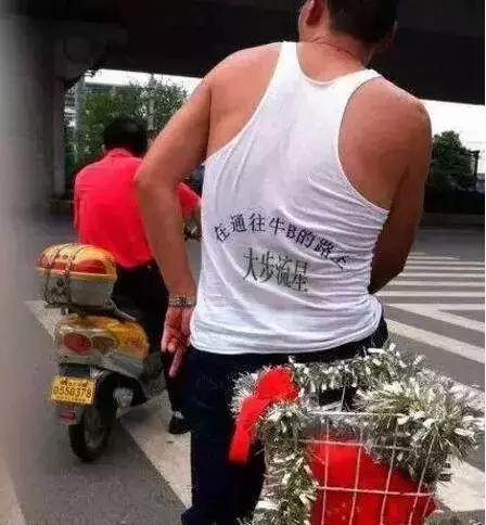 大哥也是个有故事的人啊人物gif搞笑图片