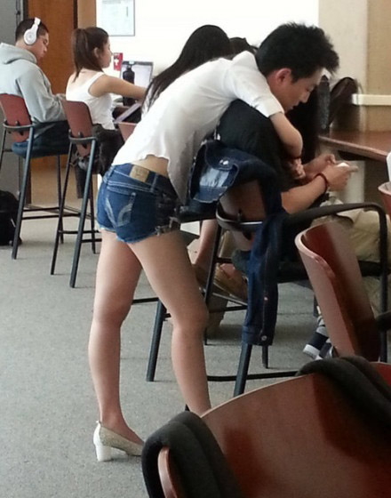 好销魂的长腿，擦~人物gif搞笑图片