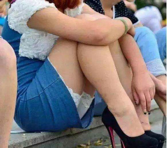 不知不觉，好像看到了点什么人物gif搞笑图片