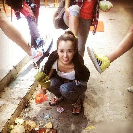 不许你们欺负我女神人物gif搞笑图片