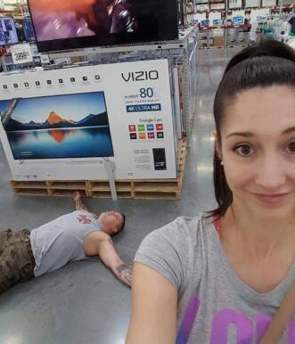 总有莫名其妙的抢镜出现人物gif搞笑图片