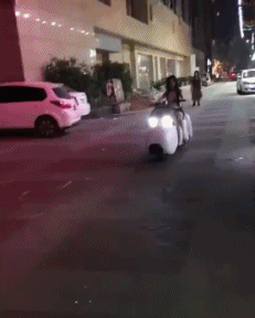 好可爱的妹纸，骑个萌萌哒的车人物gif搞笑图片