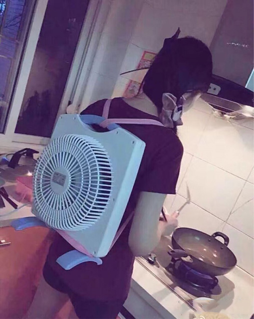厨房做饭太热怎么办？妹子有妙招人物gif搞笑图片