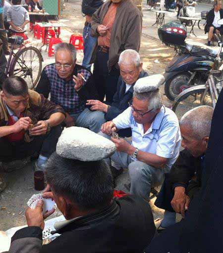 好有意思的老大爷，打牌输了这样惩罚人物gif搞笑图片