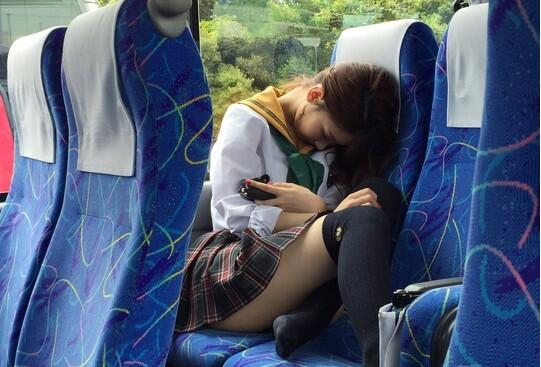 这位妹纸，有点素质好么，一人儿占俩座人物gif搞笑图片