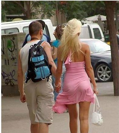 妹子，刮大风就别穿裙子，行吗？人物gif搞笑图片