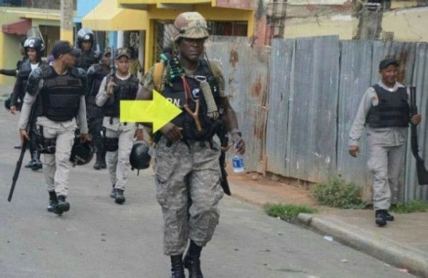 打仗将儿子的武器也带上人物gif搞笑图片