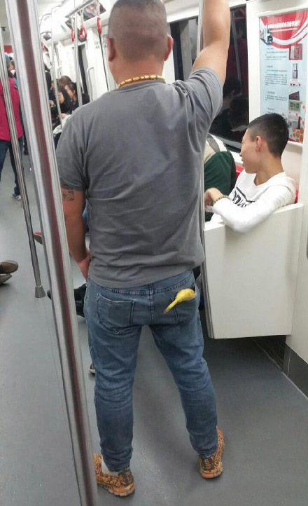 出门带个香蕉，一下子高大上了，也自信了人物gif搞笑图片