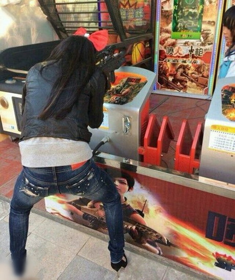 妹纸，姿势这么吊，电玩老板知道吗~人物gif搞笑图片