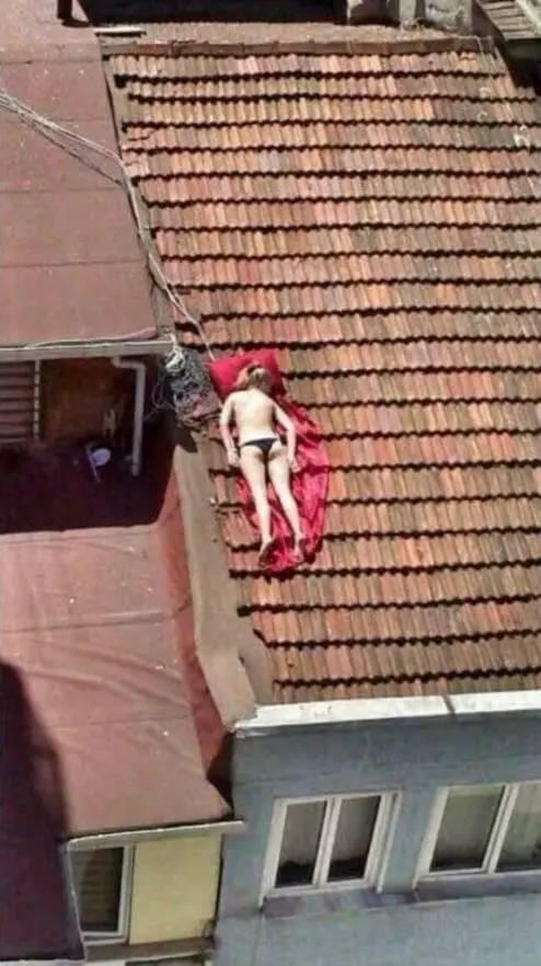 瓦房顶上的日光浴？人物gif搞笑图片