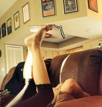 这样看书舒服多了人物gif搞笑图片