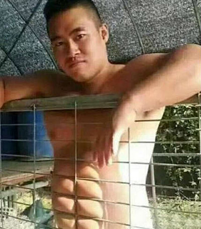 八块腹肌是这样子炼成的人物gif搞笑图片