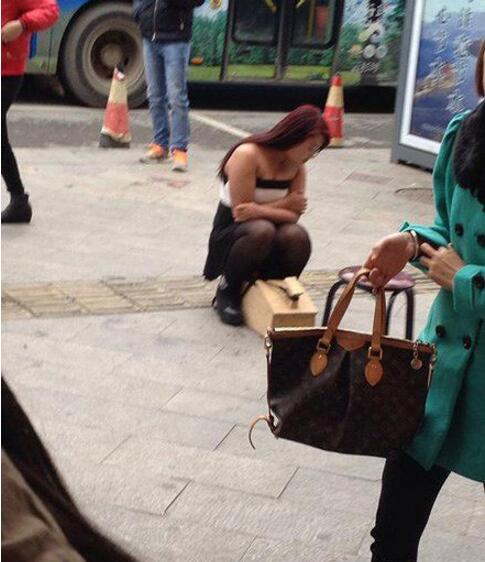 妹纸你真的是来擦鞋的吗？人物gif搞笑图片