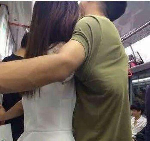 妹子，地铁上这么多人，你节操不要了？人物gif搞笑图片