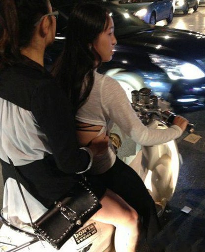 跟了一路！感觉妹子骑电驴的样子好酷~人物gif搞笑图片