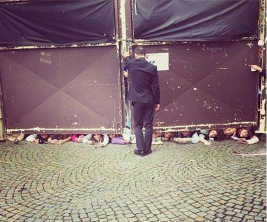 拦都拦不住的众多追求者人物gif搞笑图片